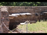 07276 ostia - regio iv - insula iv - forica (iv,iv,4) - cardo maximus - detail - suedseite - 06-2024.jpg